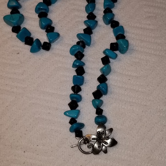Turquoise and Onyx necklace with silver clasp - Picture 3 of 4
